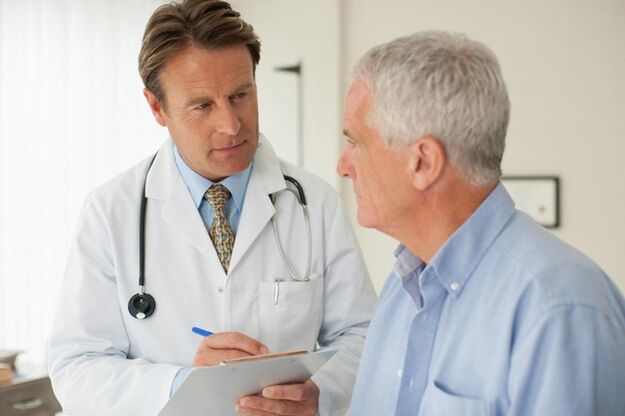 Homme atteint de prostatite au rendez-vous de l'urologue
