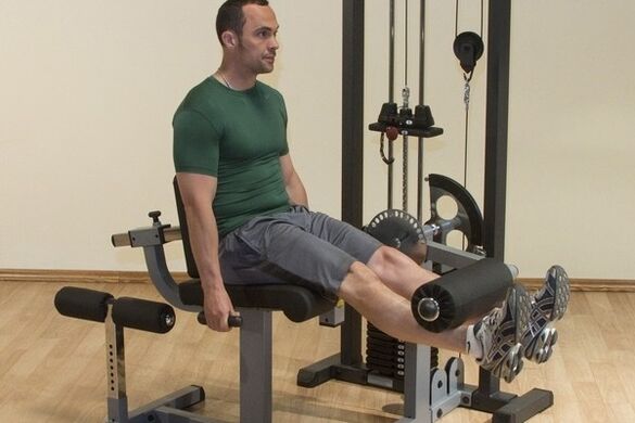Flexion-extension des jambes dans le gymnase pour le traitement de la prostatite