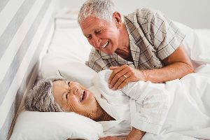 Couple de personnes âgées au lit